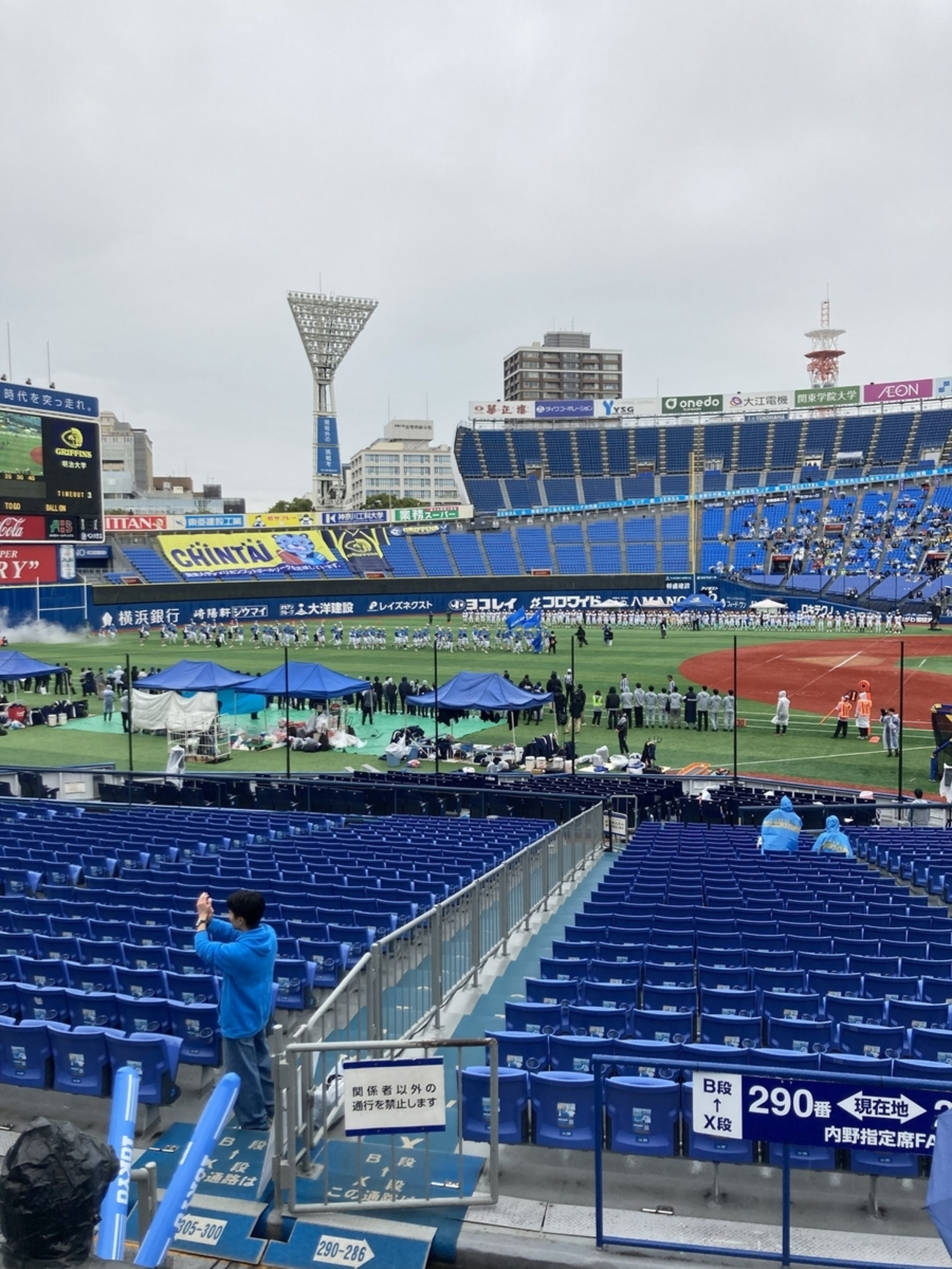 takuboo15's tweet card. TOP8の最終節の試合、東大vs明大戦を観戦した。今回の試合に勝てばリーグ３位となり全日本大学選手権への出場権も獲得できる大事な試合である。 東大のランプレイ主体のオフェンスが伝統ある強豪チーム明大にどこまで通用するのか、そして今季1000ヤードラッシャーになった明大RB高橋選手のランを東大ディフェンスがどこまで抑えら…