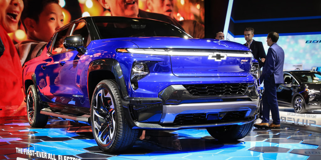 RefiJet's tweet card. The company is targeting the new batteries — called lithium manganese-rich (LMR) prismatic battery cells — to be used in full-size electric vehicles beginning in 2028.