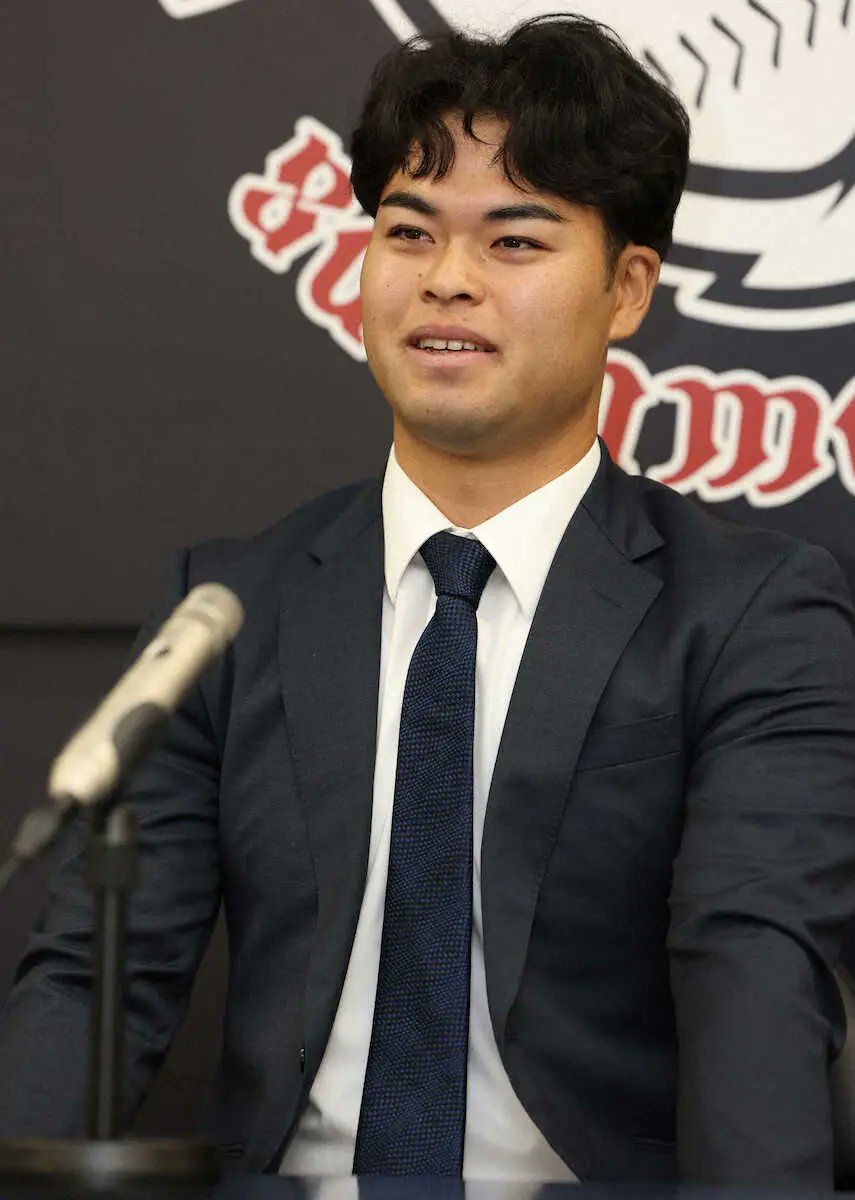 wisekobayashi's tweet card. 　西武・是沢涼輔捕手（25）が24日、埼玉県所沢市の球団施設で契約更改交渉に臨み、育成選手として再契約をした上で現状維持の年俸400万円でサインした。