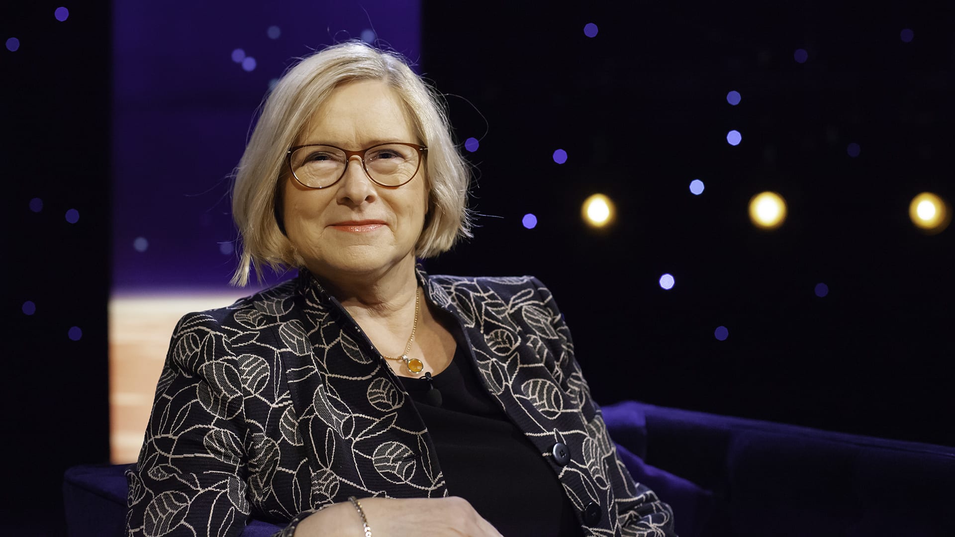 KarhunenNelly's tweet card. Moira von Wright varttui 1950- ja 1960-luvuilla Turun lähellä, akateemisen perheen kuopuksena. Hän opiskeli kasvatustieteitä Helsingin yliopistossa ja työskenteli myöhemmin Norjassa, Englannissa ja...