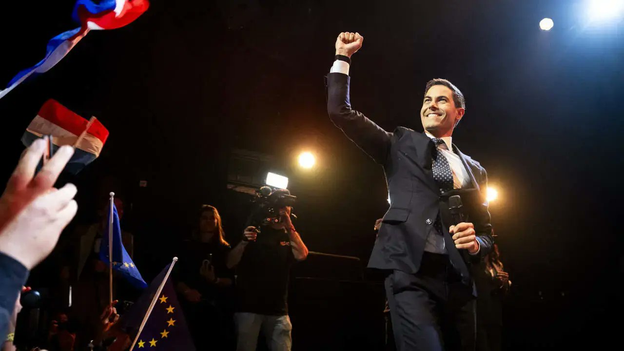 Diario_Pontev's tweet card. Hacía apenas un rato que acabábamos de llegar a Ámsterdam. En la sala de consignas alguien del grupo eligió una al azar y, al ir a meter la mochila, encontró