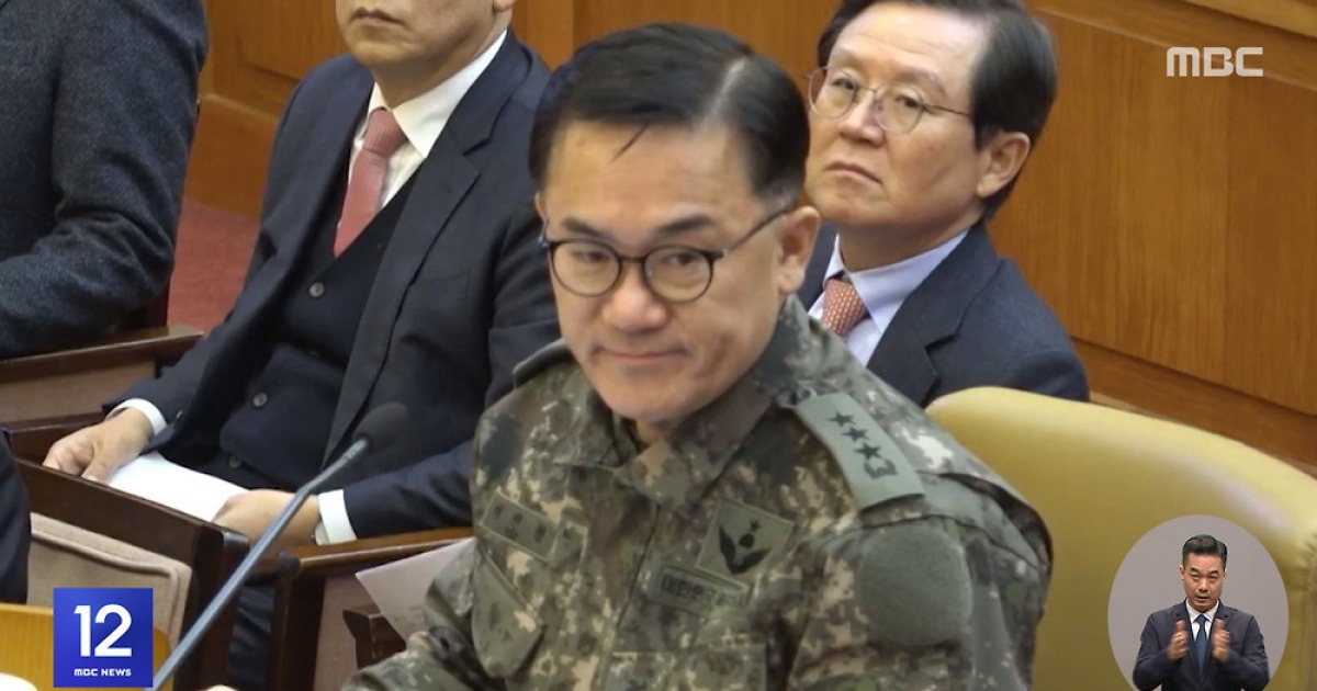 dirthr4023's tweet card. [정오뉴스] ◀ 앵커 ▶ 윤석열 전 대통령의 내란 우두머리 혐의 재판에 여인형 전 국군방첩사령관이 증인으로 나왔습니다. 여 전 사령관은 "군이 계엄에 준비돼 있지 않다"고 말하며 윤 전 대통령 앞에서 무릎까지 꿇은 적이 있다고 증언했습니다. 송정훈 기자입니다. ◀ 리포트 ▶ 오늘 서울중앙지법에서 열린 윤석열 전 대통령의 내란우두머리 혐의 재판에 여인형 전