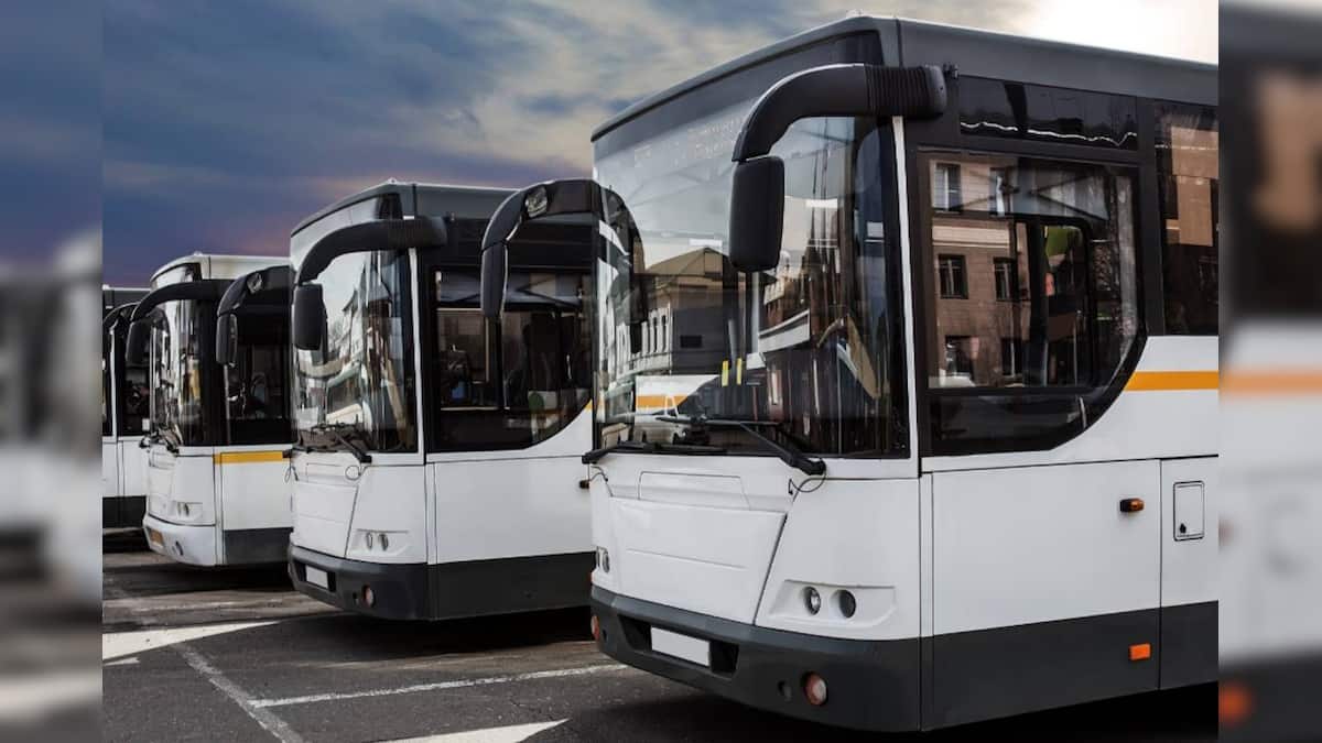 News18Kerala's tweet card. കേരളത്തിൽനിന്ന് ബെംഗളൂരുവിലേക്കും ചെന്നൈയിലേക്കുമടക്കം സർവീസ് നടത്തുന്ന സ്ലീപർ, സെമി സ്ലീപർ ലക്ഷ്വറി ബസുകളാണ് സർവീസ് നിർത്തിവെക്കുന്നത്