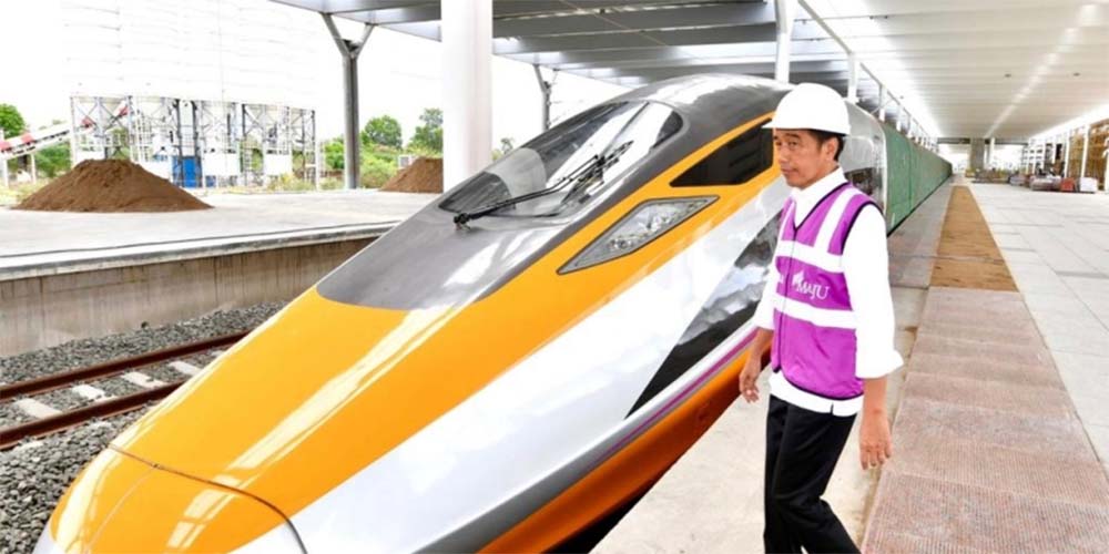 OposisiCerdas's tweet card. Sikap tegas pemerintah melalui Menteri Keuangan Purbaya Yudhi Sadewa yang menolak bayar utang kereta cepat Whoosh pakai APBN seharusnya bisa...