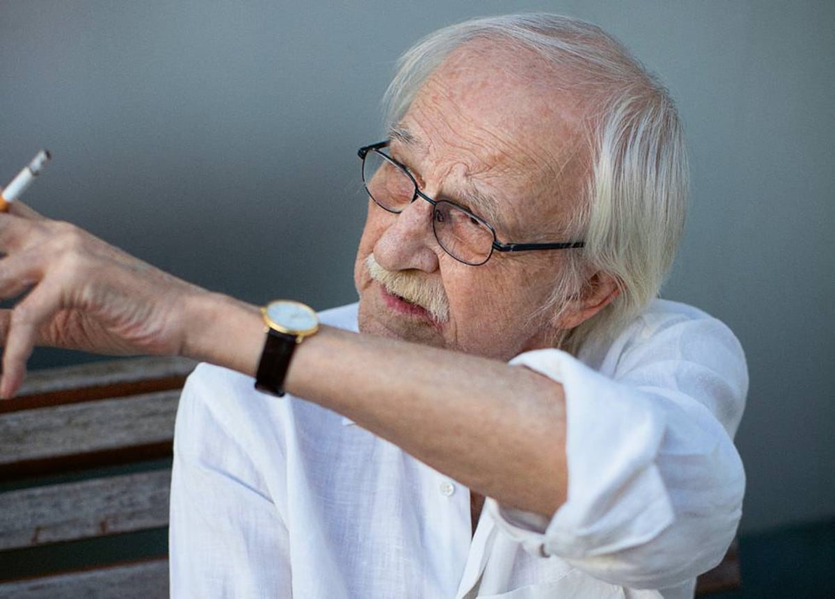 AEscohotado's tweet card. Ensayista y profesor universitario, su obra más conocida es la ‘Historia general de las drogas’. En los últimos años, su pensamiento, tras su juventud simpatizante con el comunismo, se orientó a la...