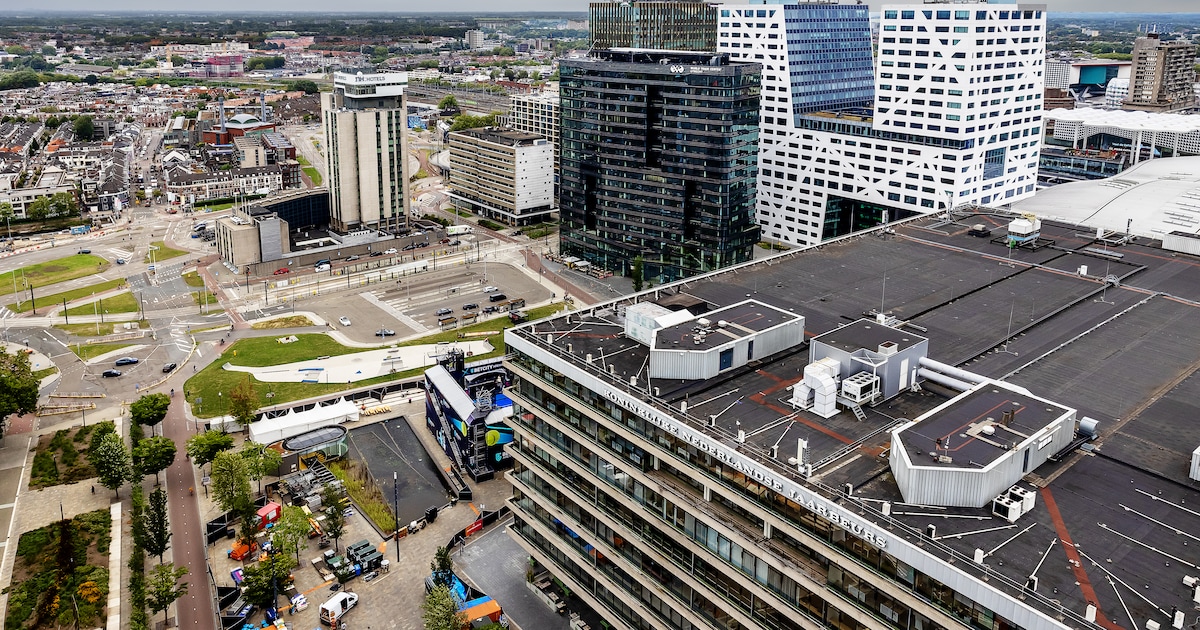 WakkereHarry's tweet card. De gemeente Utrecht wil dat haar leidinggevenden beter lijken op de stad die ze besturen. Daarom werkt het stadsbestuur aan een voorstel voor een nieuwe sollicitatieregel. Het idee: als twee kandid...