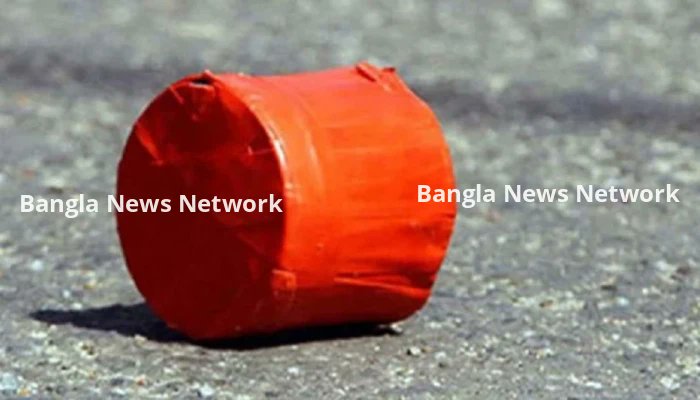 banglanewsnetw1's tweet card. মানিকগঞ্জ বাসস্ট্যান্ড এলাকায় পরপর তিনটি ককটেল বিস্ফোরণের ঘটনা ঘটেছে। এতে আহত হয়েছেন দুই রিকশাচালক। রোববার দিবাগত রাত পৌনে ১০টার দিক অদম্য একাত্তর ভার্স্কয এবং পৌর সুপার মার্কেটের সামনে এ ককটেল...