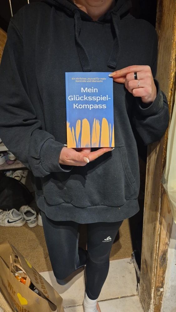 ISACASINOS's tweet card. Kaufsucht statt Spielsucht? Eine Leserin nutzt den „Glücksspiel-Kompass“ erfolgreich als Einkaufs-Bremse. Warum die Psychologie dahinter identisch ist.