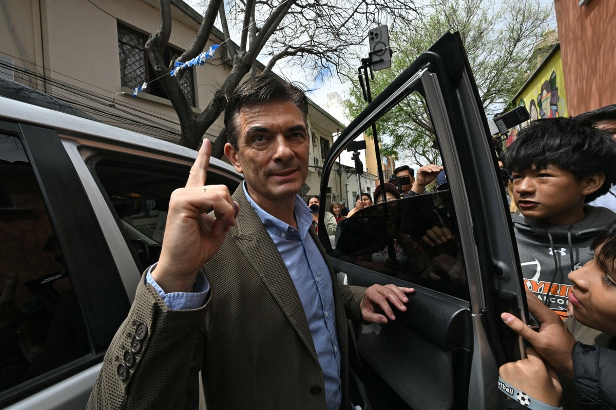 Vanderlan_VC's tweet card. Mais de 7,9 milhões de cidadãos decidiram entre o senador e o ex-presidente Jorge Quiroga (2001-2002)