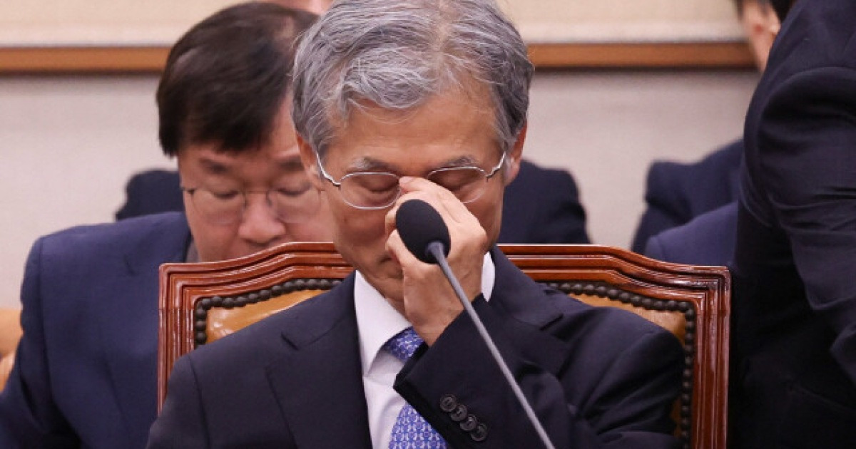 phainomena01's tweet card. 법원공무원노조가 법원 직원들의 다면평가 결과를 공개하며 조희대 대법원장의 사퇴를 촉구했다. 전국공무원노동조합 법원본부(법원공무원노조)가 24일 공개한 법원공무원 설문조사 결과를 보면, 조 대법원장의 관리자 적합성 평정점수는 1점 만점에 0.21점, 행정-입법권 견제는 0.2점, 국민기본권 향상은 0.22점이었다. 법원공무원노조는 1년에 두차례씩 대법원장과