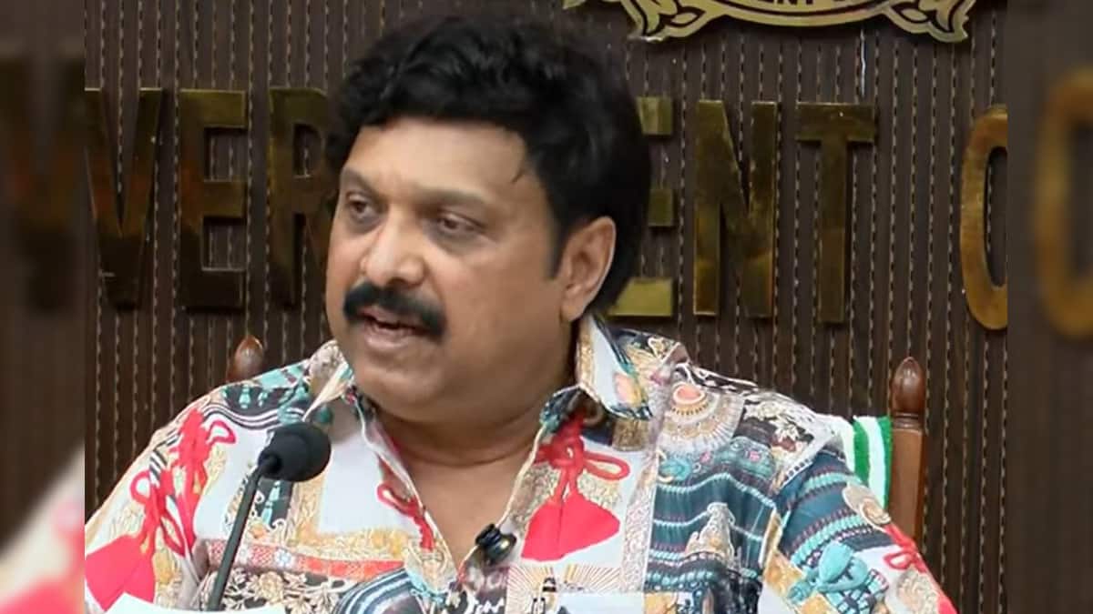 News18Kerala's tweet card. ഗണേഷ് കുമാറിനെ വീണ്ടും നിയമസഭയിലേക്ക് തിരഞ്ഞെടുക്കണമെന്നും മന്ത്രി ആകണമെന്നും കോൺഗ്രസ് നേതാവ് പ്രസംഗിച്ചിരുന്നു