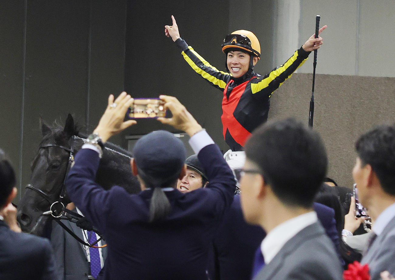 goku_uma's tweet card. 単勝1番人気のクロワデュノール（牡3、斉藤崇）が皐月賞2着の雪辱を果たし、世代7950頭の頂点に立った。道中好位につけ、直線で先頭に立って押し切った。騎乗した… - 日刊スポーツ新聞社のニュースサイト、ニッカンスポーツ・コム（nikkansports.com）