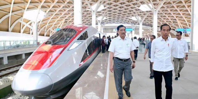 geloraco's tweet card. GELORA.CO -Keputusan Menteri Keuangan Purbaya Yudhi Sadewa menolak agar APBN ikut menanggung beban utang proyek kereta cepat yang dinamai W...