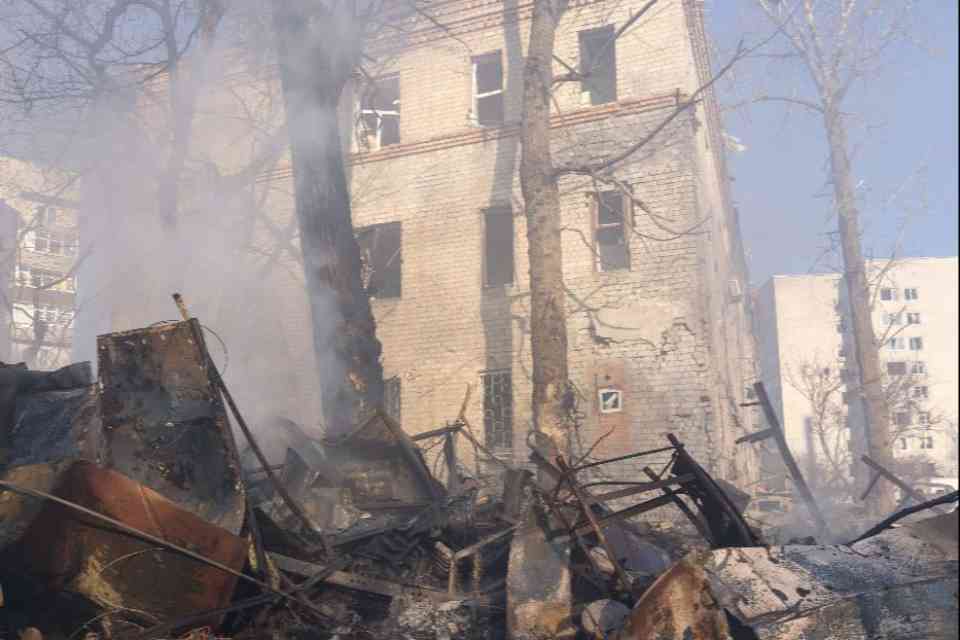 nelloscavo's tweet card. Almeno 20 morti in una città nella regione di Donetsk, attaccati anche i soccorsi. Il presidente Usa bacchetta di nuovo Zelensky: credo più a Mosca che a...