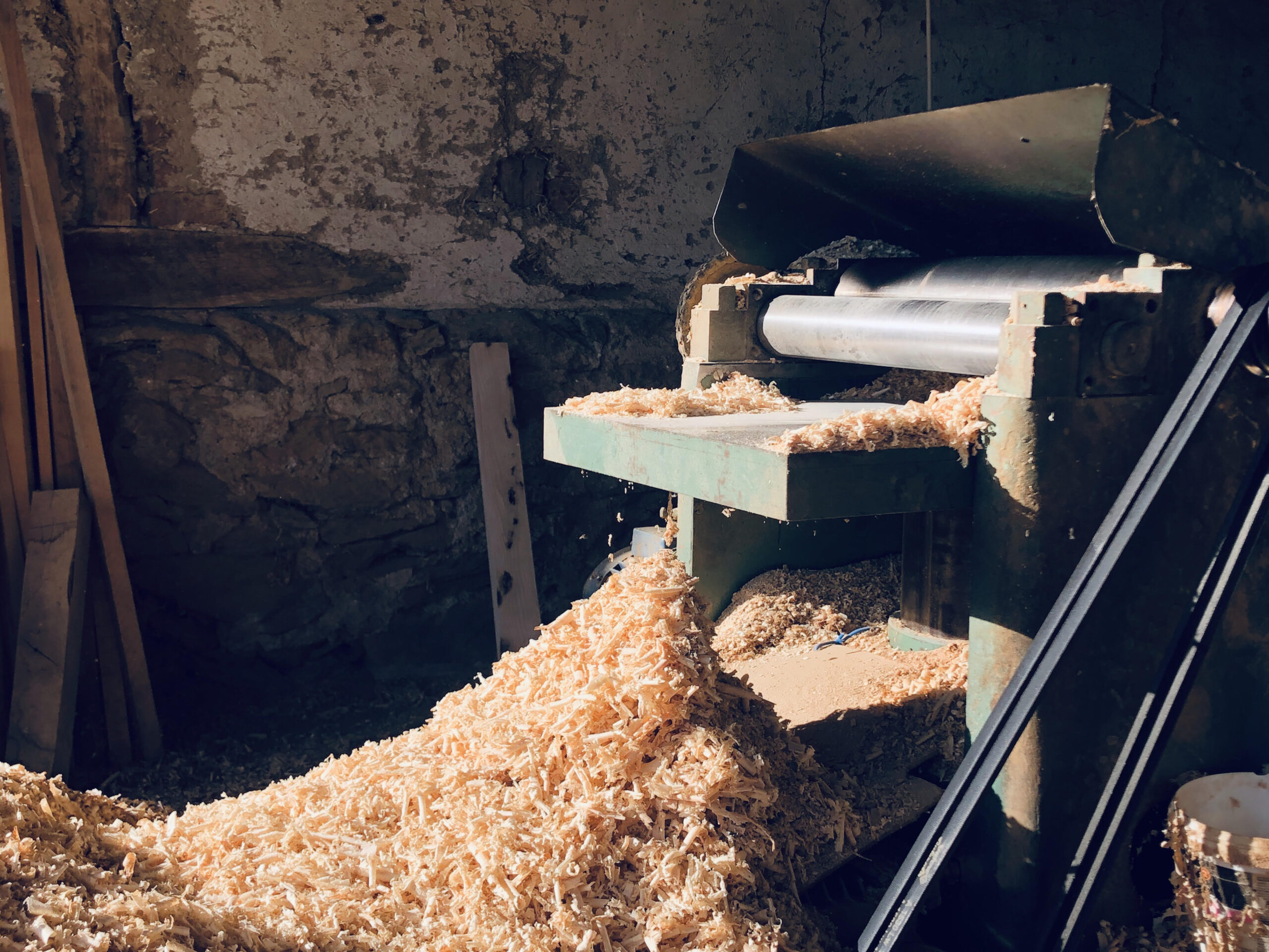 paulabartabajo_'s tweet card. Are you a data scientist using CSV files to store your data? What if I told you there is a better way? Have you ever heard of Parquet file?