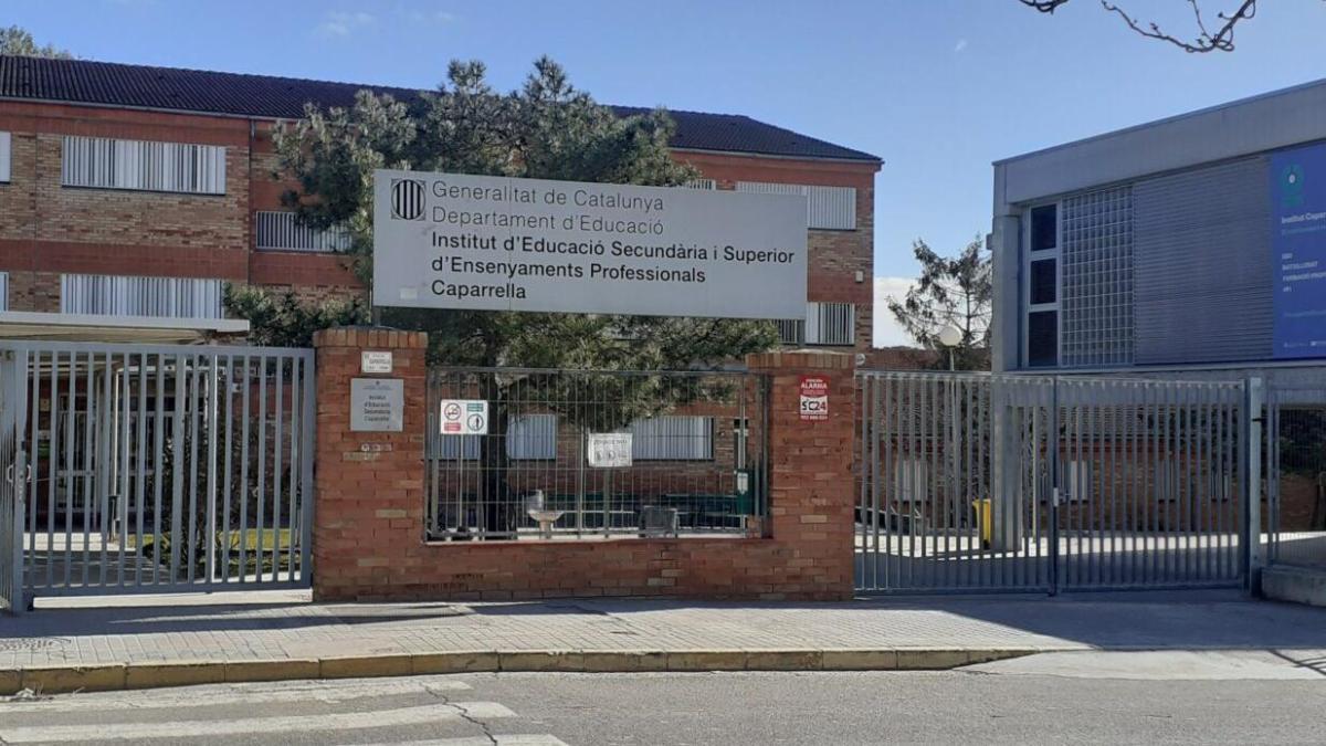 rac1's tweet card. El govern de l'Aragó ha retirat el servei de transport escolar a dues nenes de Fraga amb discapacitat perquè estudien a Lleida. L'executiu argumenta que les alu...