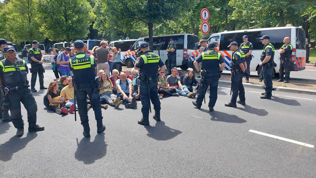 janrotmans's tweet card. De steun voor de klimaatprotestactie van Extinction Rebellion die zaterdagmiddag plaatsvindt op de A12 in Den Haag is fors gegroeid. Donderdag lieten nog negen maatschappelijke organisaties weten dat...