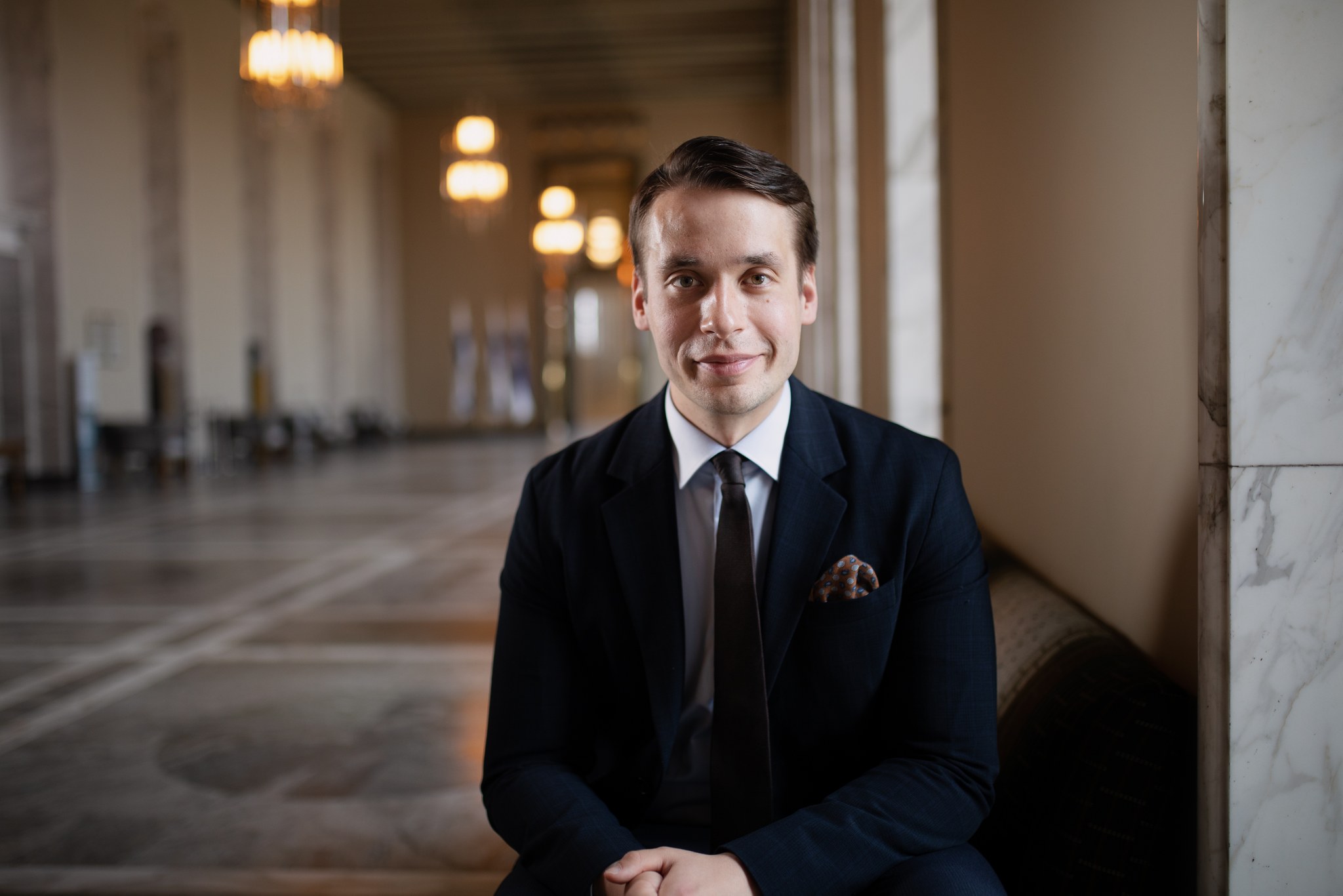 sfprkp's tweet card. Kansanedustaja Henrik Wickström edustaa Suomen ruotsalaista kansanpuoluetta hallituspuolueiden eduskuntaryhmien asettamassa norminpurkutyöryhmässä. Hallitusohjelman tavoitteena on tunnistaa 300...