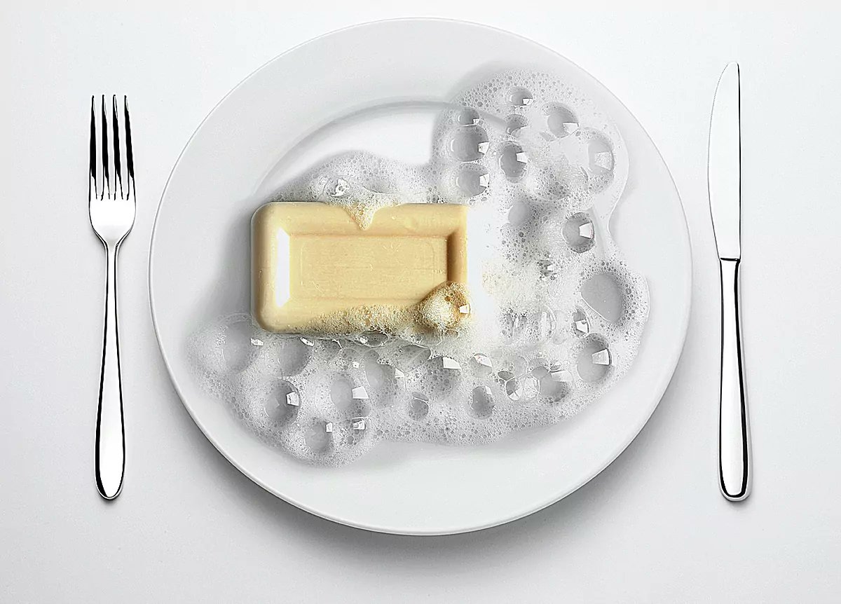 RadiactivoMan's tweet card. ¿Qué pensarían ustedes si yo les dijera que en Torremolinos han abierto el primer restaurante «libre de resfriados»? Probablemente me tomarían por loca. Cualquiera con dos dedos de