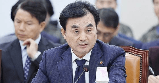 shop_kakiko's tweet card. 安圭佰（アン・ギュベク）国防部長官が9日、日本との軍事安保協力に関連し「安保協力関係を緊密に維持しようと述べたが、その後（日本が）また違う...