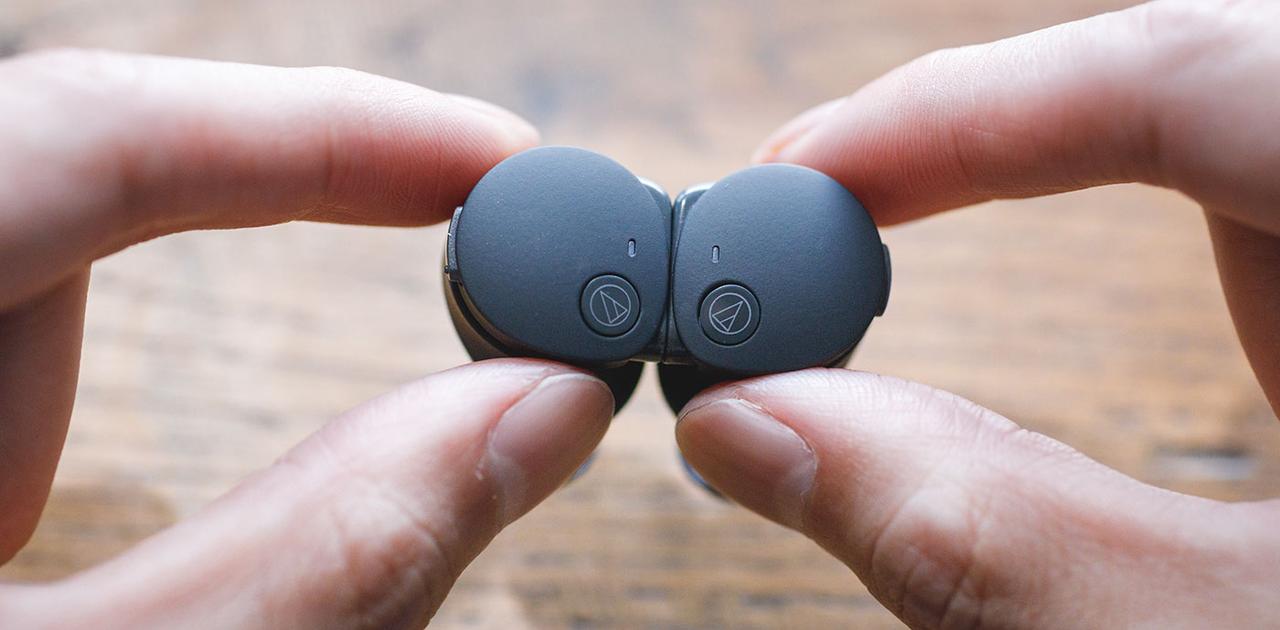 gizmodojapan's tweet card. ケーブルいらずで便利な完全ワイヤレスイヤホンの、さらにその先へ。最近のモデルは音質やノイズキャンセリング性能も優れているし、音楽鑑賞からリモート会議まで活躍する、公私にわたって手放せないアイテムになっていますよね。ただ、あえて…あえて弱点を言うのなら｢ケースがあるのが面倒だなぁ｣と感じたこと、ありませんか？例えば、イヤホン本体とは別にケースがあることで、服のポケットや小さなバッグにしまうとかさば