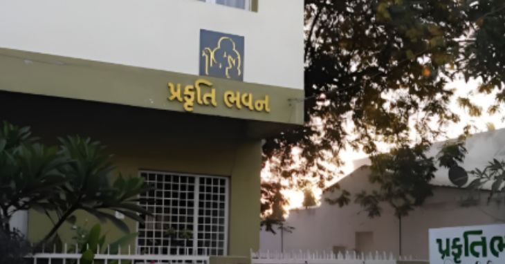 Divya_Bhaskar's tweet card. દાહોદને હરિયાળું બનાવવા ધર્મગુરુઓનો...