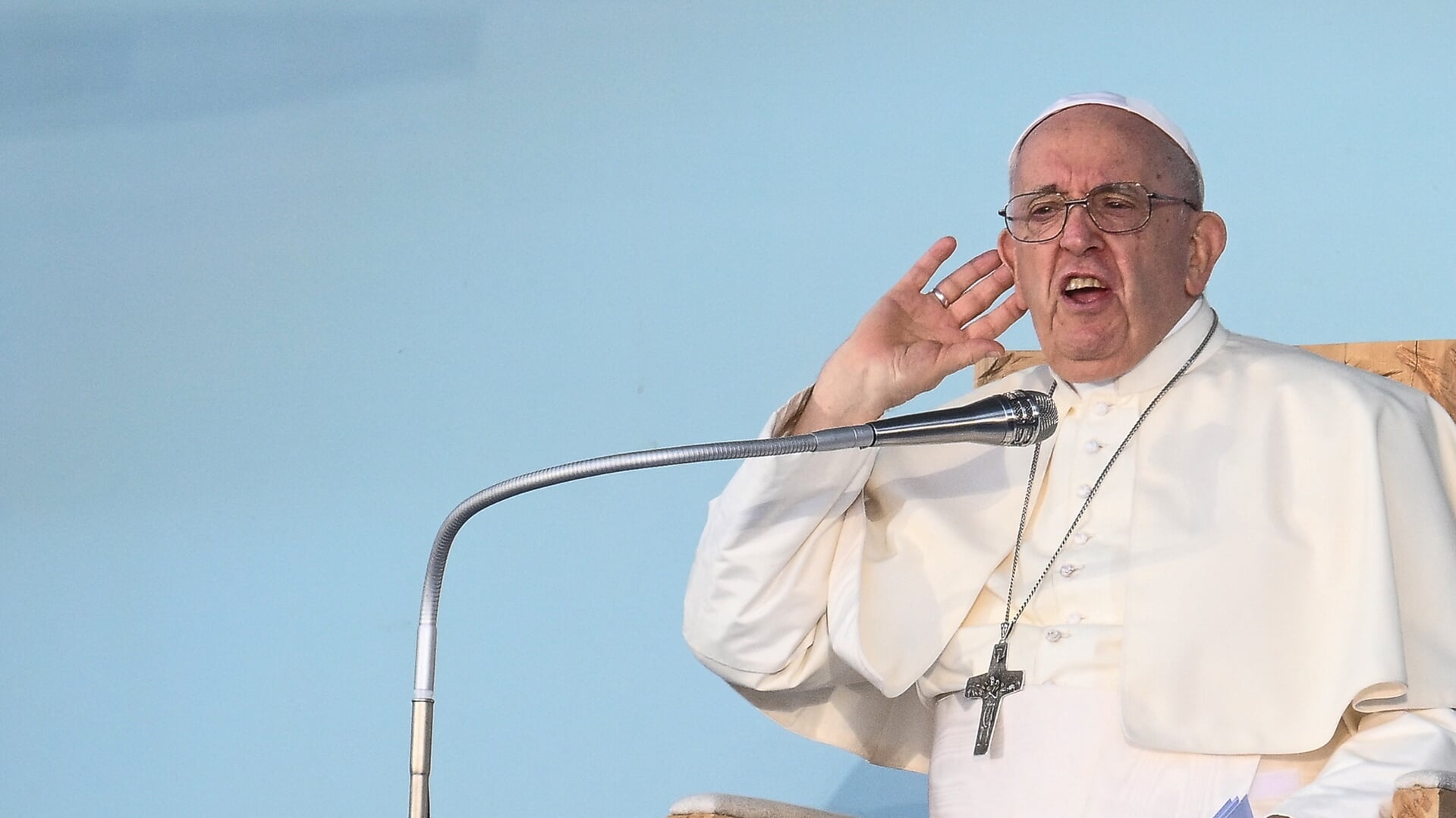 HendroM's tweet card. Paus Franciscus is in Lissabon ontvangen door een uitzinnige menigte van enthousiaste deelnemers aan de Wereldjongerendagen. In zijn passievolle toespraak riep hij op tot een inclusieve kerk waar...