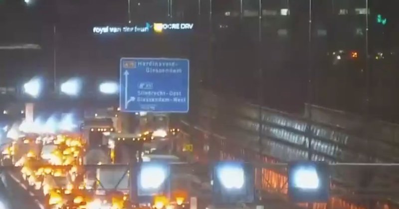 Ongeluk met vrachtwagen op snelweg veroorzaakt een uur vertraging