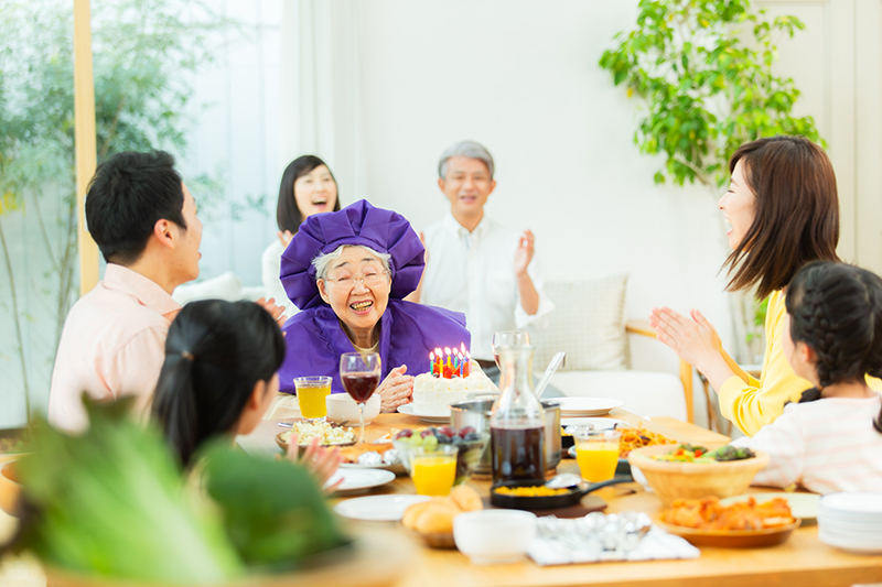 joseiseven's tweet card. 今年9月1日時点で、日本における「100才以上の高齢者=百寿者」は9万9763人に達した。超高齢社会が進む日本でもはや百寿者は珍しくないが、100才まで“生きな (1/1)