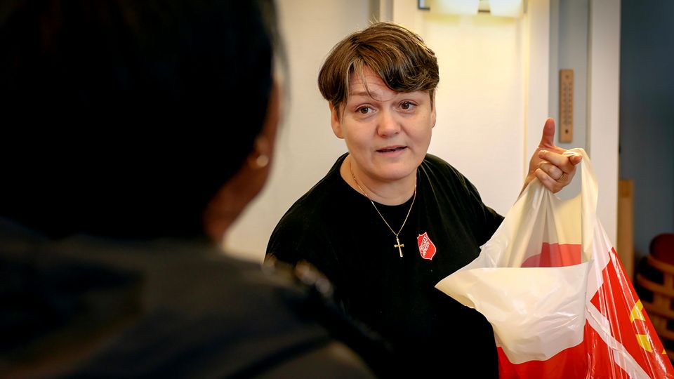 NTB_PRM's tweet card. For mange nordmenn står julefeiringen i fare fordi økonomien ikke strekker til. Dette gjelder én av fire barnefamilier, viser ferske tall fra Frelsesarmeens fattigdomsbarometer.