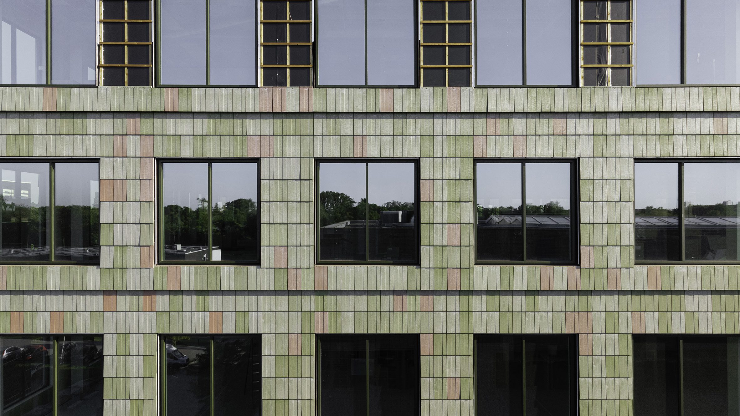 SolidGreen_SA's tweet card. Dutch company Pretty Plastic has produced tiles for facades and roofs using a notoriously hard-to-recycle material: PVC from post-consumer construction waste.