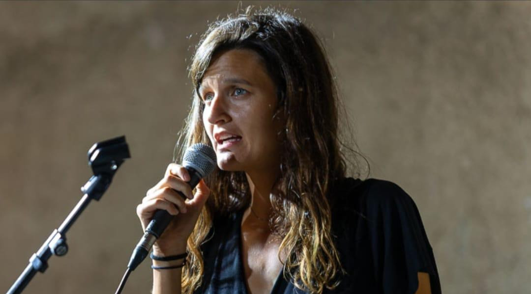 MaTeresaNaves's tweet card. Berta Llos Casadellà és investigadora i docent de la Facultat de Ciències de l'Educació de la Universitat Autònoma de Barcelona.  Llos ha redactat el pròleg del llibre traduït al català Revers....