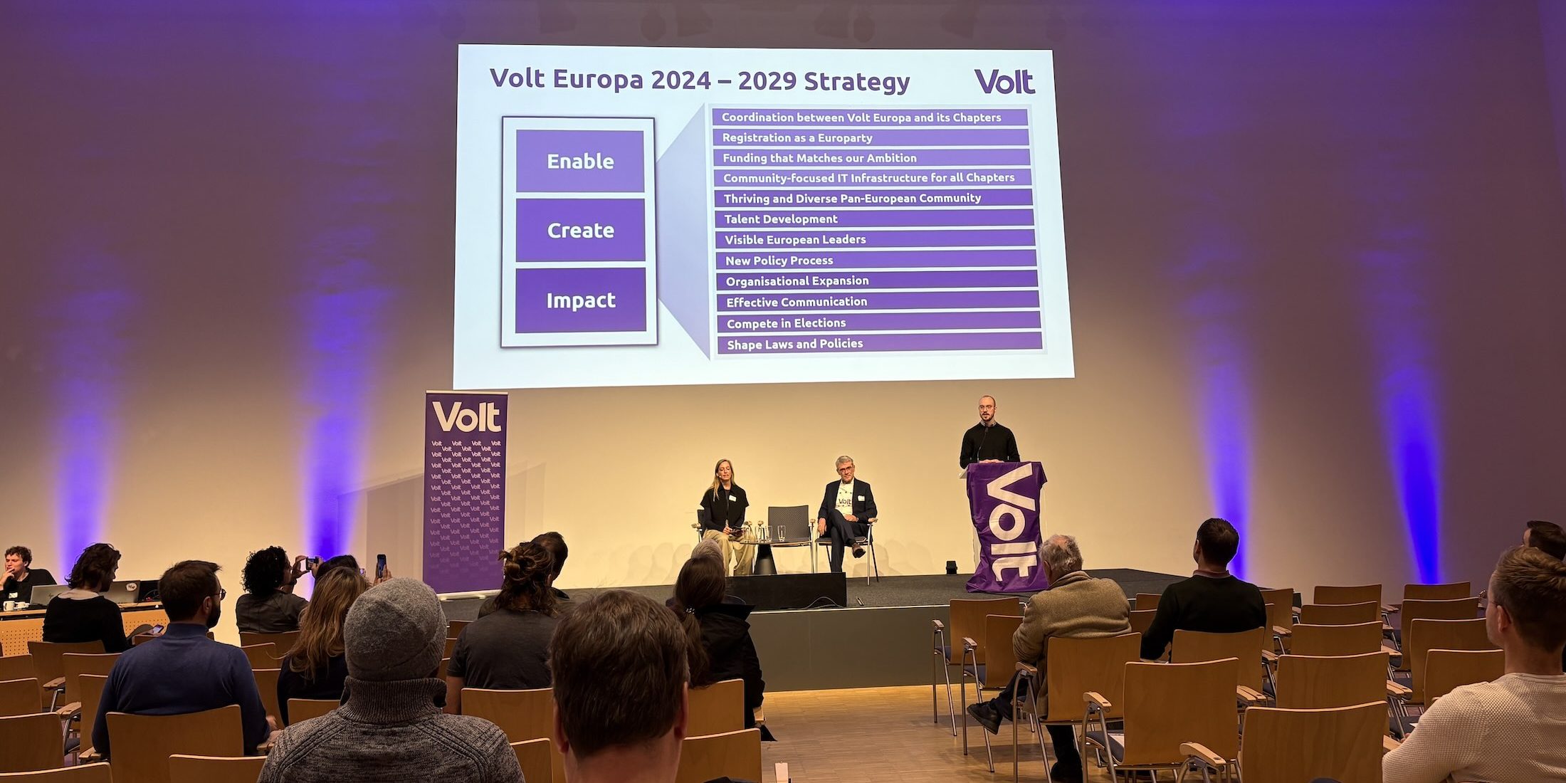 baspaternotte's tweet card. Hoe vaak zou Laurens Dassen het al hebben verteld? Volt Nederland heeft misschien veel standpunten die overeenkomen met D66, maar er is toch een heel groot en belangrijk verschil. Volt is een...