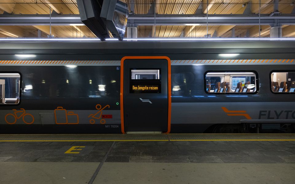 NTB_PRM's tweet card. Antallet væpnede konflikter i verden øker, og det går spesielt utover barn. Over 200 millioner barn vokser opp uten foreldre eller omsorgspersoner rundt seg. Natt til 24. november kjørte et flytog...