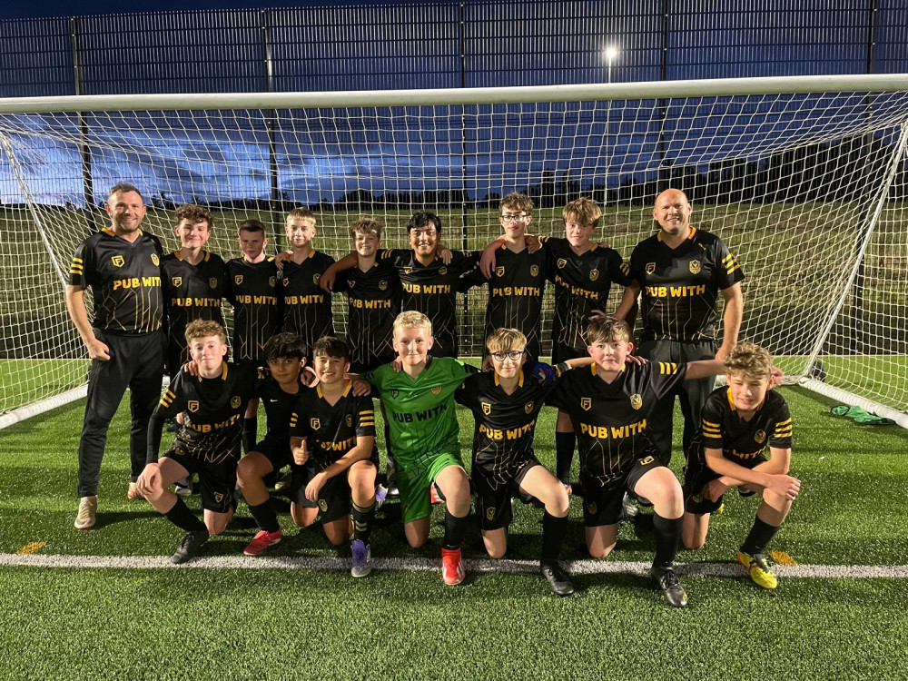 CamHamTT's tweet card. Local entrepreneurs support Kenilworth Wardens U14s with new kits sponsored by Pub With, an app enhancing pub experiences. Developed by Astrid, Adam, and Camill