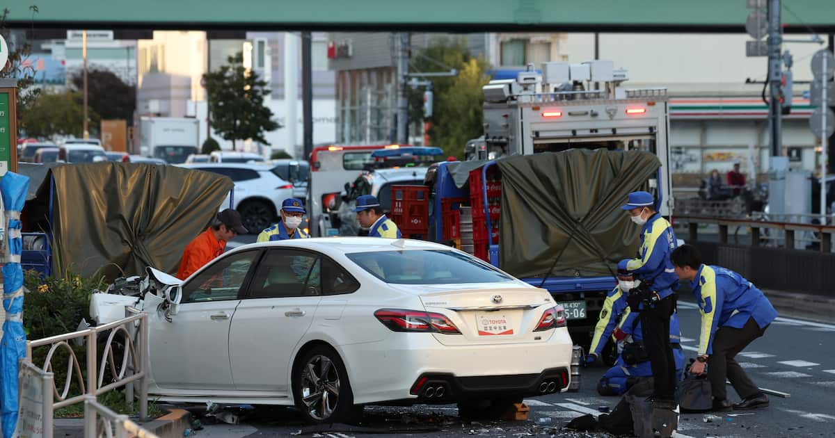 Sankei_news's tweet card. 東京都足立区梅島で24日午後、13人が負傷したひき逃げ事故で、警視庁によると、意識不明の状態で病院に搬送された80代男性の死亡が確認された。