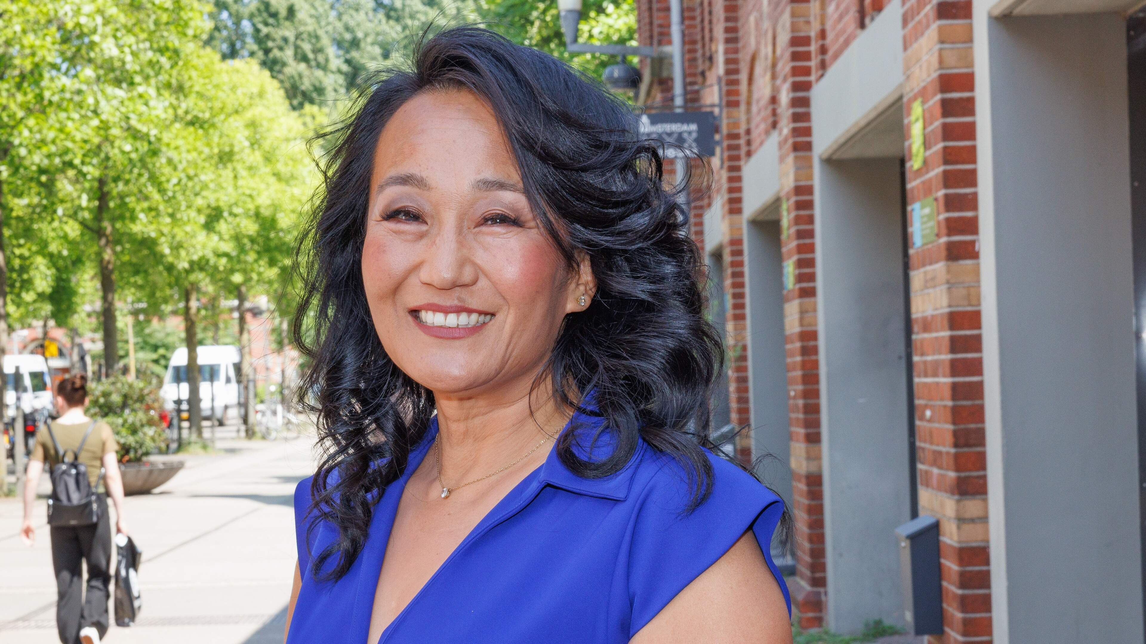 telegraaf's tweet card. Journalist en podcastmaker Mischa Blok (50) is zondagavond aangevallen door jongens op een fatbike. Dat schrijft ze op X. Zij heeft aangifte gedaan van het incident.