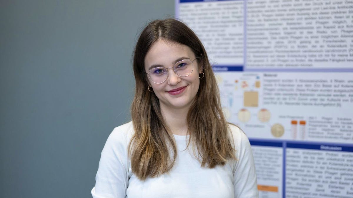 20min's tweet card. Die 19-jährige Gymnasiastin Nora Artico hat für ihre Maturaarbeit zu antibiotikaresistenten Bakterien geforscht und dabei eine wichtige Entdeckung gemacht. Dafür wurde sie nun ausgezeichnet.