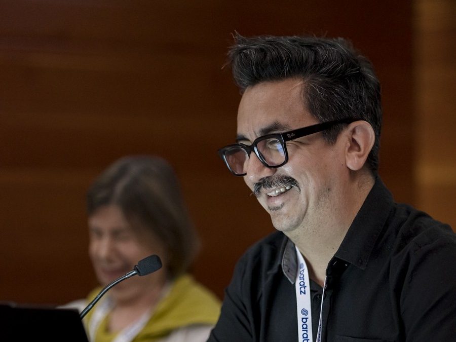 BiblogTecarios's tweet card. En un mundo digital dominado por grandes corporaciones y algoritmos opacos, la censura ya no se ejerce solo desde los gobiernos, sino desde la infraestructura misma de Internet. Frente a este control...