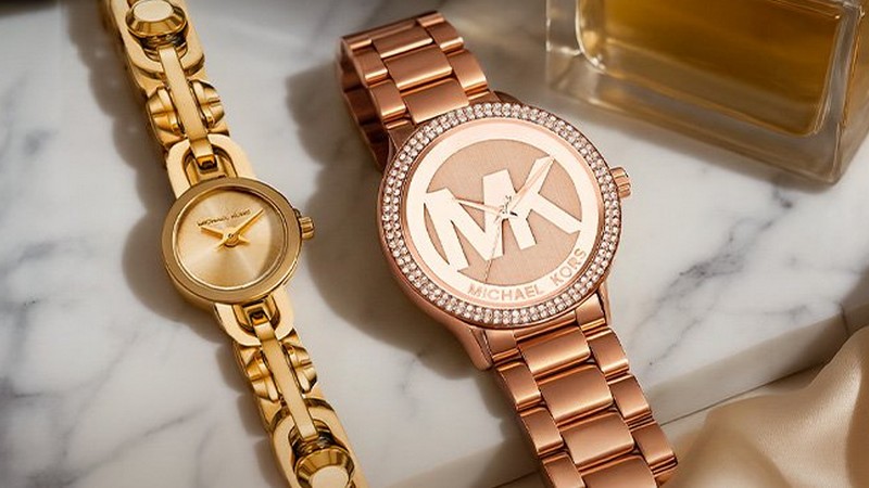 shoppingaddict's tweet card. Montres Michael Kors en vente privée. Des modèles chics et scintillants, bracelets acier, pour homme et femme, à prix réduits.