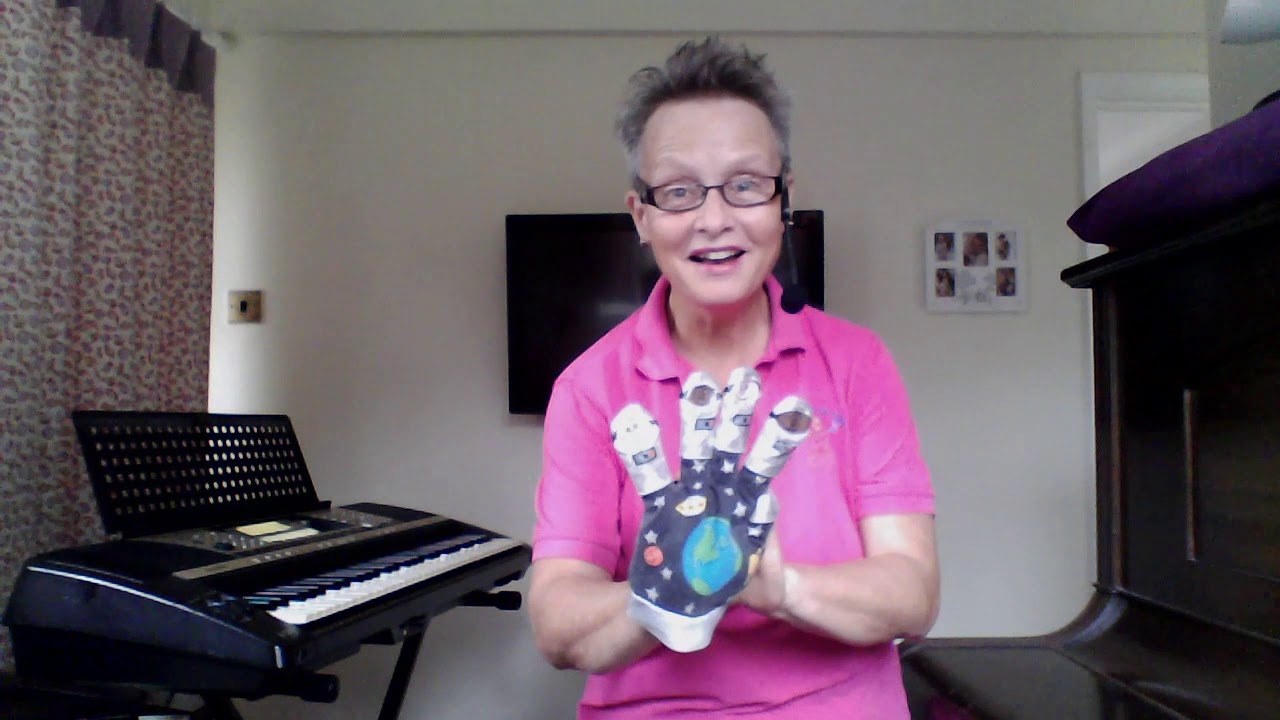 MusicalFunTime's tweet card. 5 little men in a flying saucer