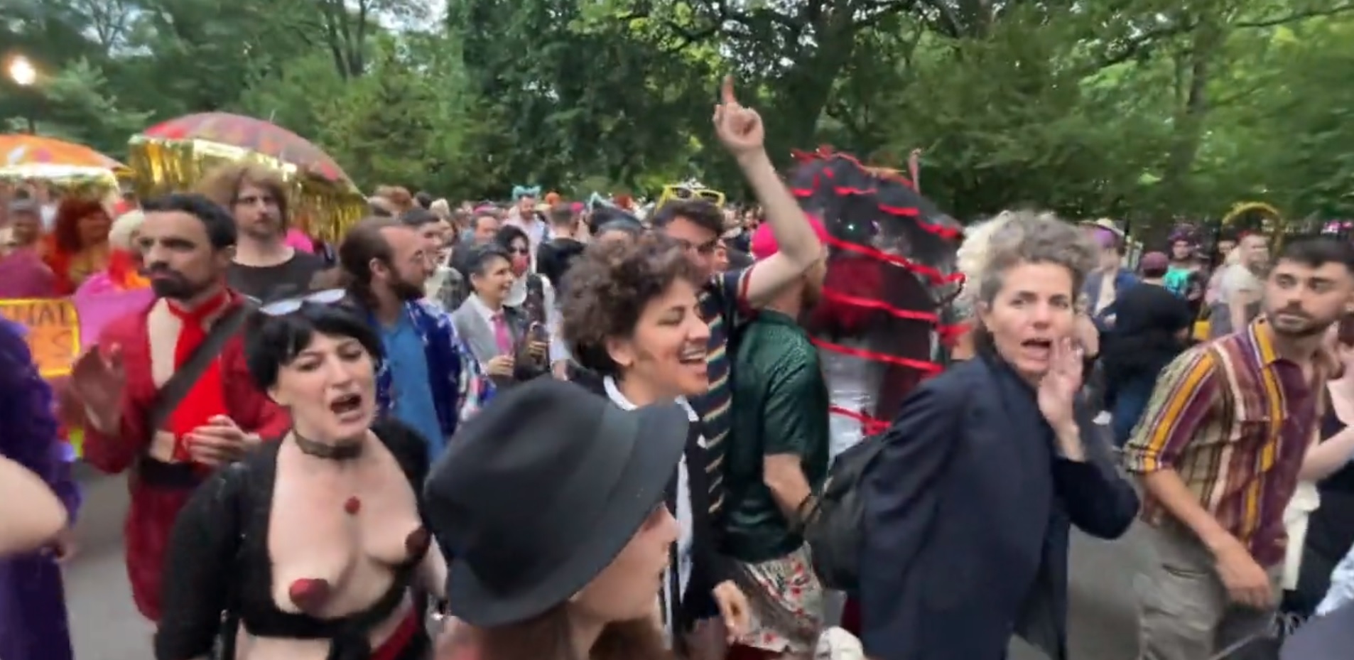 revistaoeste's tweet card. Parlamentar norte-americana compartilhou vídeo em que militantes LGBT+ prometem ir atrás de 'seus filhos'. Clique para saber mais