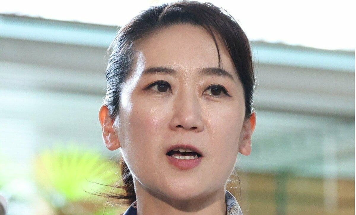 bSM2TC2coIKWrlM's tweet card. 自民党女性局の議員らによるフランス研修旅行への批判は、炎上から1カ月たった今も、終息する気配が全くない。同党の松川るい参院議員（52）がエッフェル塔の前で記念写真を撮影、SNSに投稿したのは7月2…