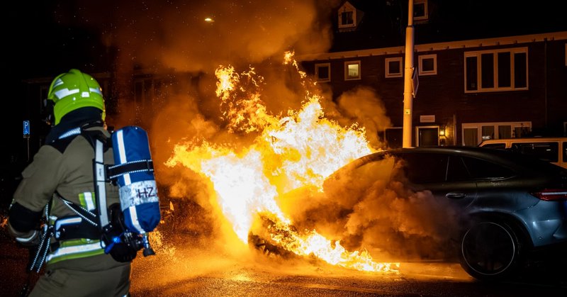 Metershoge vlammen bij autobrand op de Domineeslaan in Zwanenburg