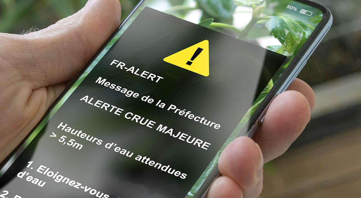 viepubliquefr's tweet card. Risques naturels, industriels, nucléaires ou de sécurité publique... en cas de danger imminent, les maires et les préfets disposent d'informations pour décider de déclencher un signal d'alerte. En...