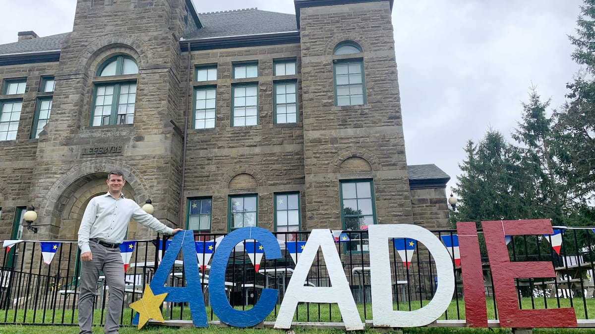 NouemsiNjike's tweet card. La proportion de francophones y a baissé de 6% entre les recensements de 2016 et de 2021.