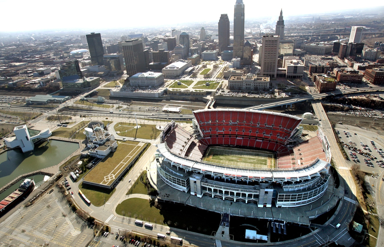 DavidPepper's tweet card. Brent Larkin argues that the Greater Cleveland Partnership’s support for the Haslams’ suburban stadium plan is a profound betrayal of Cleveland’s legacy of public-private unity, prompting a justified...