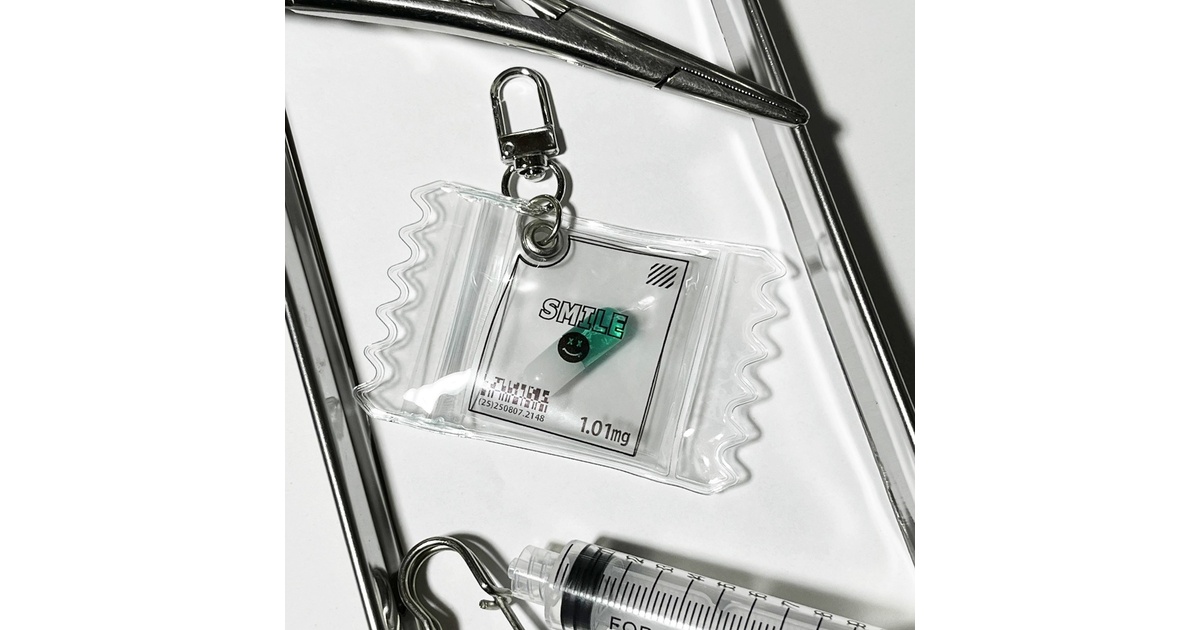 kisou_workshop's tweet card. ビニールバックに錠剤のモチーフが入ったバックチャームです。 パッケージには【SMILE】と書かれており、少し怪しげな雰囲気もある可愛いデザインになってます。 創作コスプレや、カバンにつけたりなど、日常のアイテムとしてお使いください。 〇概要 本体サイズ(約)：5.0×7.7×0.7 材質・成分：レジン、ポリ塩化ビニル樹脂､スチール 〇注意点 ハンドメイド品ですので少々の色の濃淡、個体差などが...