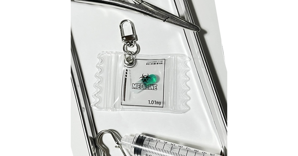 kisou_workshop's tweet card. ビニールバックに錠剤のモチーフが入ったバックチャームです。 ラベルには【MEDICINE 】と書かれており、治療薬のような意味合いを込めたデザインとなっております。 創作コスプレや、カバンにつけたりなど、日常のアイテムとしてお使いください。 〇概要 本体サイズ(約)：5.0×7.7×0.7 材質・成分：レジン、ポリ塩化ビニル樹脂､スチール 〇注意点 ハンドメイド品ですので少々の色の濃淡、個体...