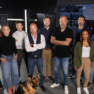 ShowbizzNWNL's tweet card. NPO 1 start vanavond met een nieuwe reeks van Hunted. In het programma slaan opnieuw gewone burgers op de vlucht en proberen ze zo lang mogelijk uit handen te b